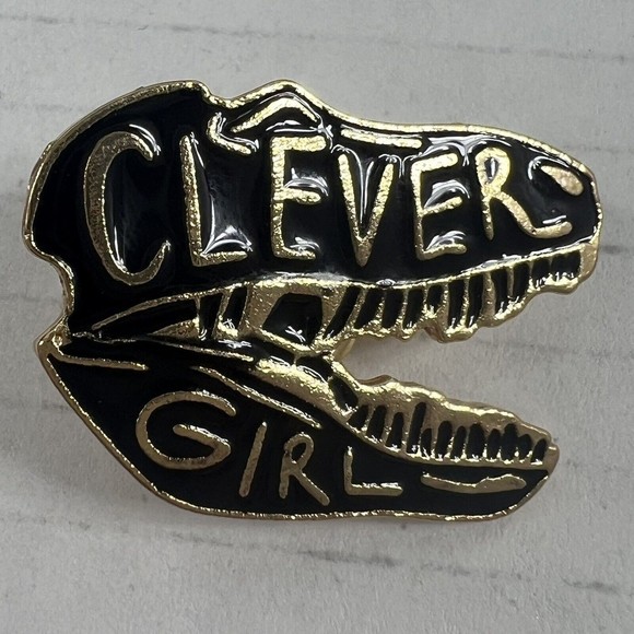 Enamel pin "Clever Girl" Jurassic Park Movie Quotes Dinosaur Skull NEW - Picture 2 of 4